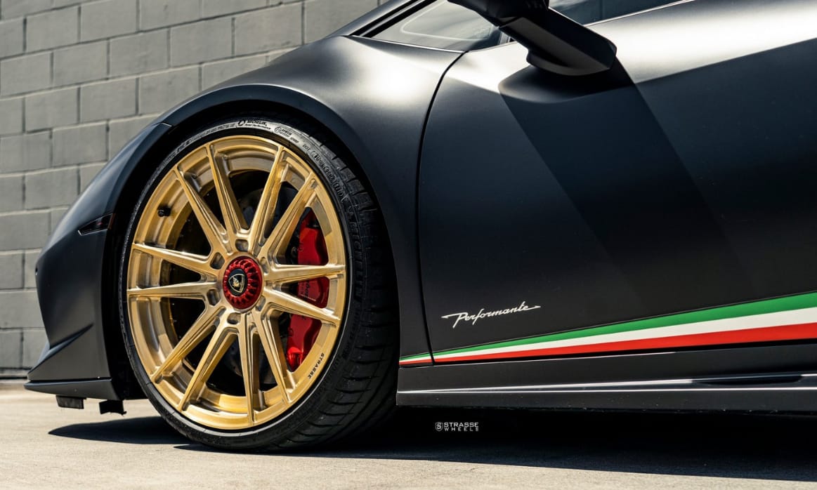 1000 lóerővel és arany felnikkel hódít ez az új Lamborghini