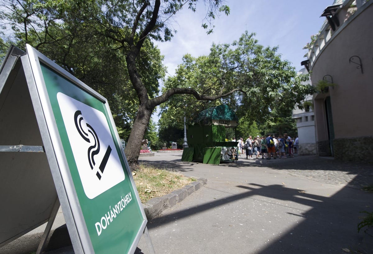 Hat kijelölt helyen lehet a fővárosi állatkertben dohányozni