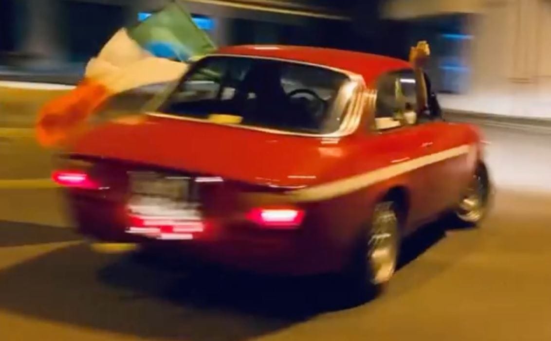 Mesteri drifteléssel ünnepelte az olaszok győzelmét egy oldtimer Alfa sofőrje