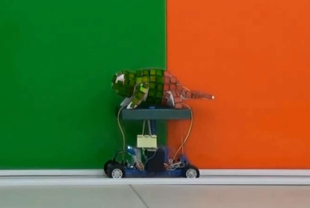 Itt a robotkaméleon, ami mindig olyan színű, mint a háttér – videó