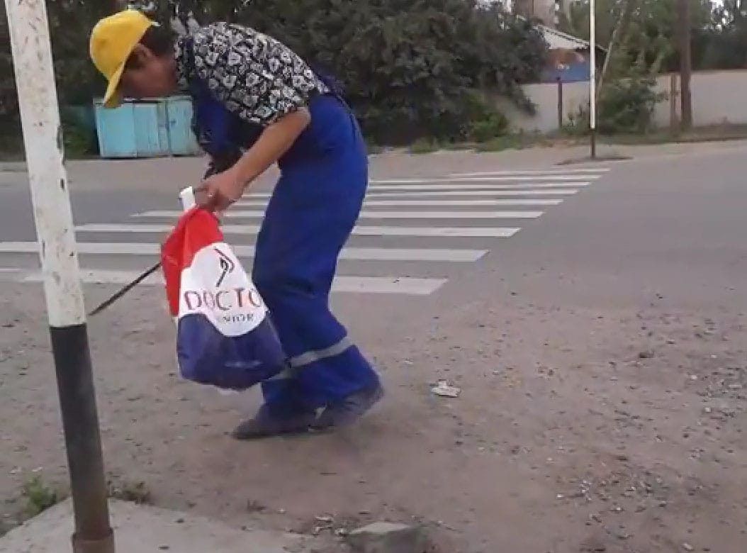 Egy tökrészeg kazah utcai takarítón röhög a világháló - videó
