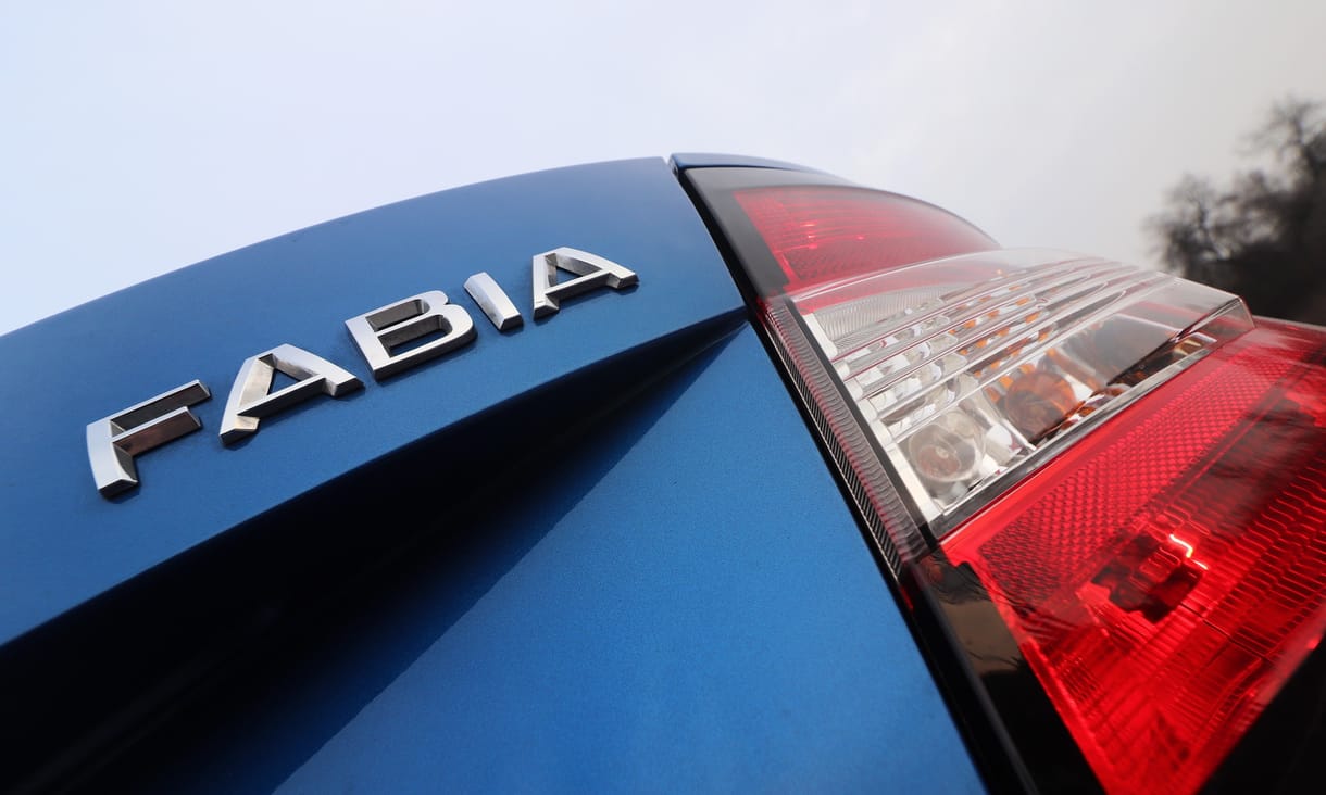 Kémfotók: már alig álcázzák a teljesen új Skoda Fabiát