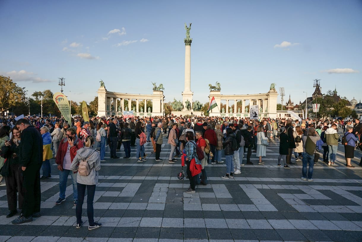 Lezárások lesznek, és egy sor busz útvonala módosul a péntek esti tüntetés miatt