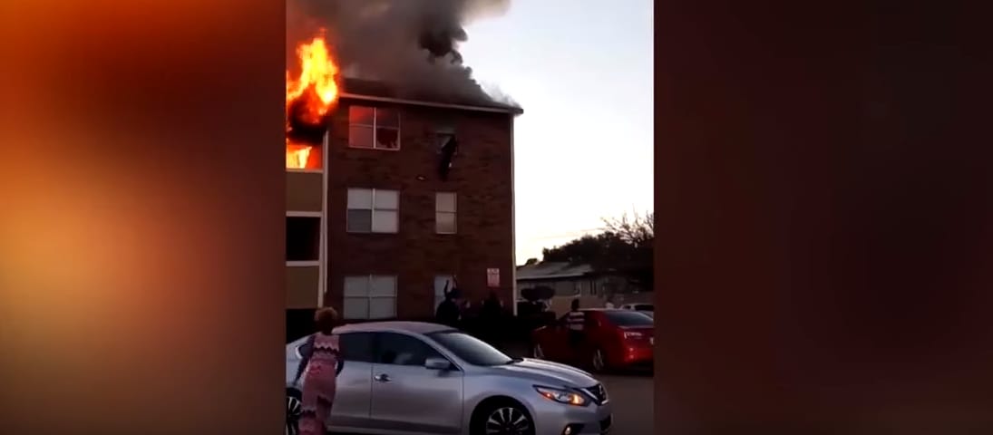 Kigyulladt a házuk, az ablakon kellett kiugrálniuk a lakóknak – videó