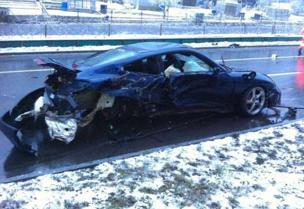 Kiszakadt a motor a részeg sofőr Porsche 911-eséből - fotók