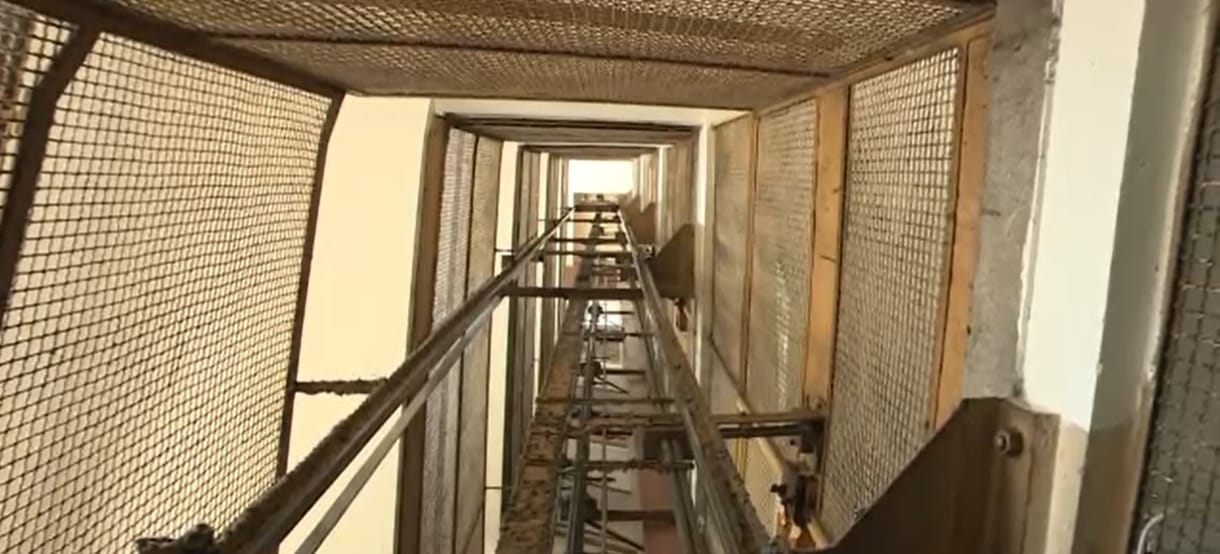 Nyitott ajtóval elinduló liftben halt meg egy csecsemő Pozsonyban