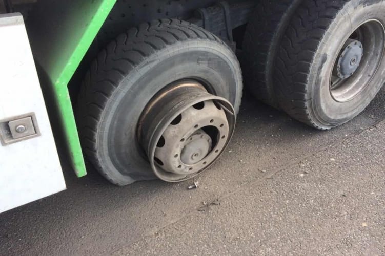 Durva sérülés: a sofőrbe robbantak a kerékrögzítő csavarok