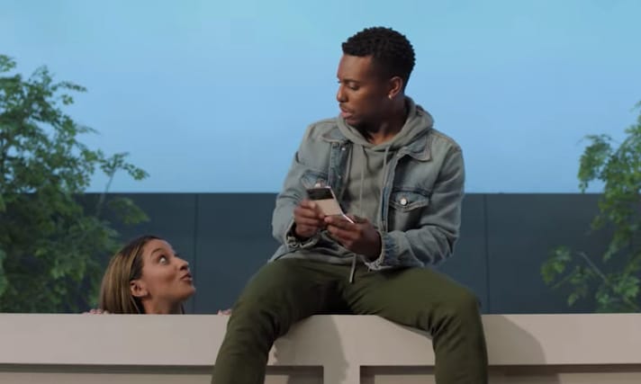 A Samsung megint egy kerítéses reklámmal vág oda az Apple-nek és piszkálja fel az iPhone-osokat