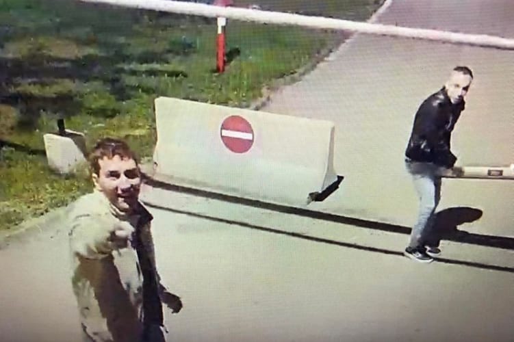 Keresik a két fickót, akik belenéztek a biztonsági kamerába, aztán tönkretették