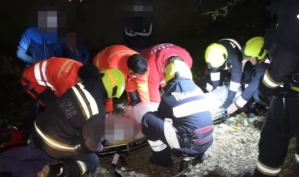 Tizenöt métert zuhant egy férfi egy budai kőfejtőnél – videón a mentés