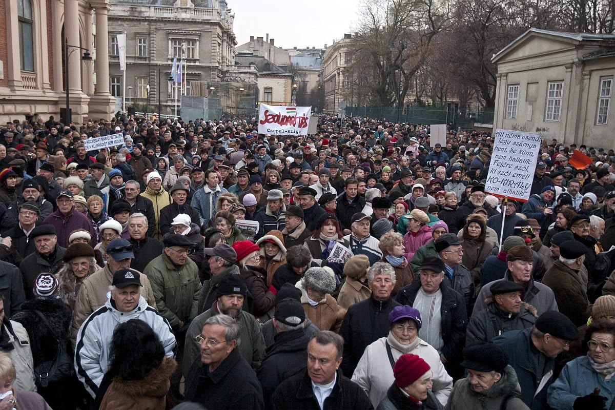 Tüntetést tartottak a Klubrádió mellett 