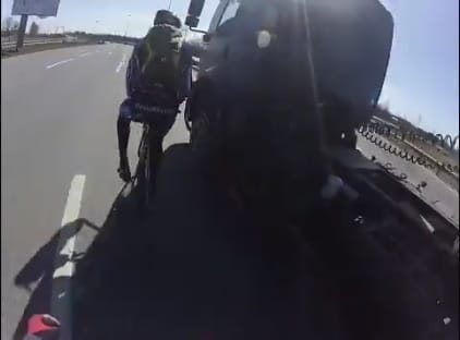 Durva videó: Így tarol le egy versenybringást egy kamionos
