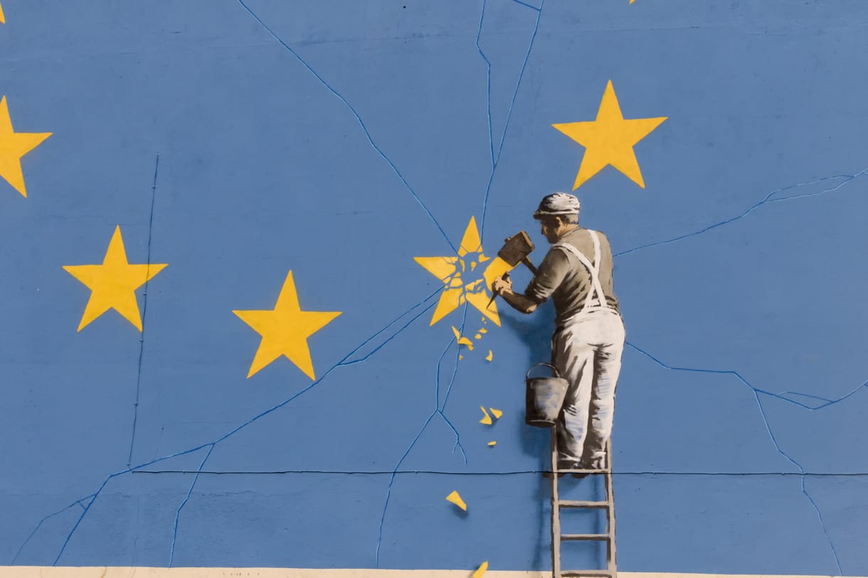 Civileket támogat a titokzatos brit képzőművész, Banksy