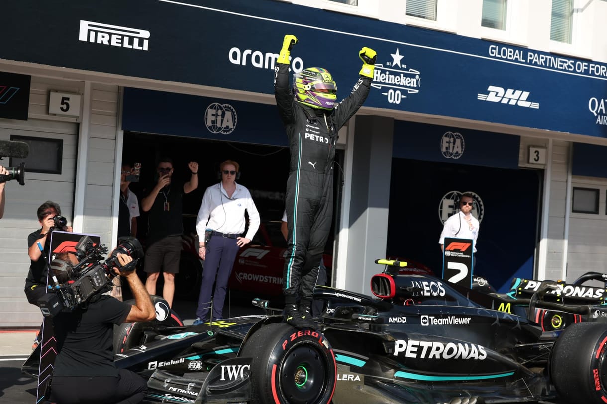 Meglepetés a Mercedestől, Lewis Hamilton nyerte az időmérőt a Hungaroringen