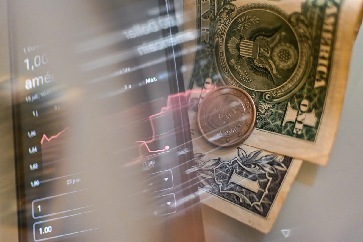 Leesett a lépcsőn reggel a forint: közel került a történelmi mélyponthoz az euró jegyzése
