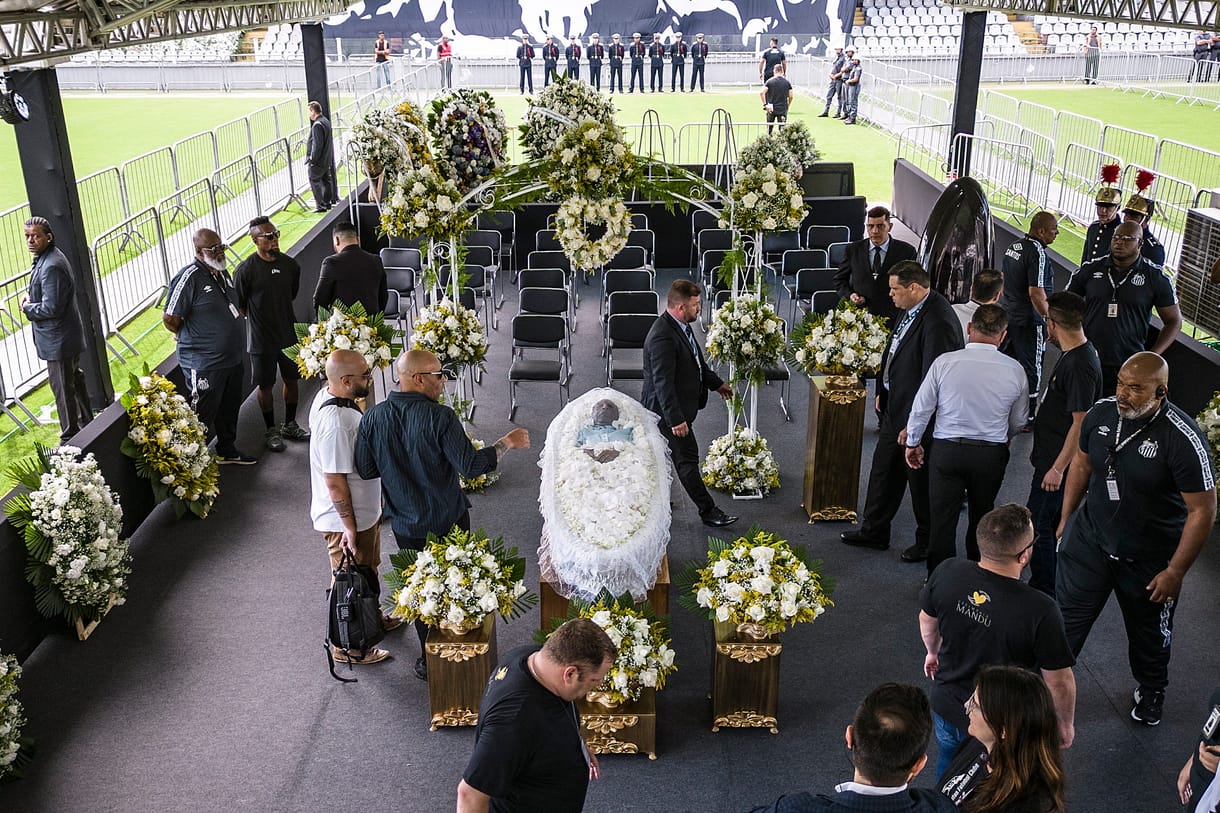Felravatalozták Pelét a Santos stadionjában