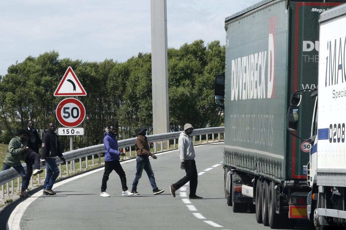 Meghalt egy menekült, megtámadták a mentőket Calais-nál