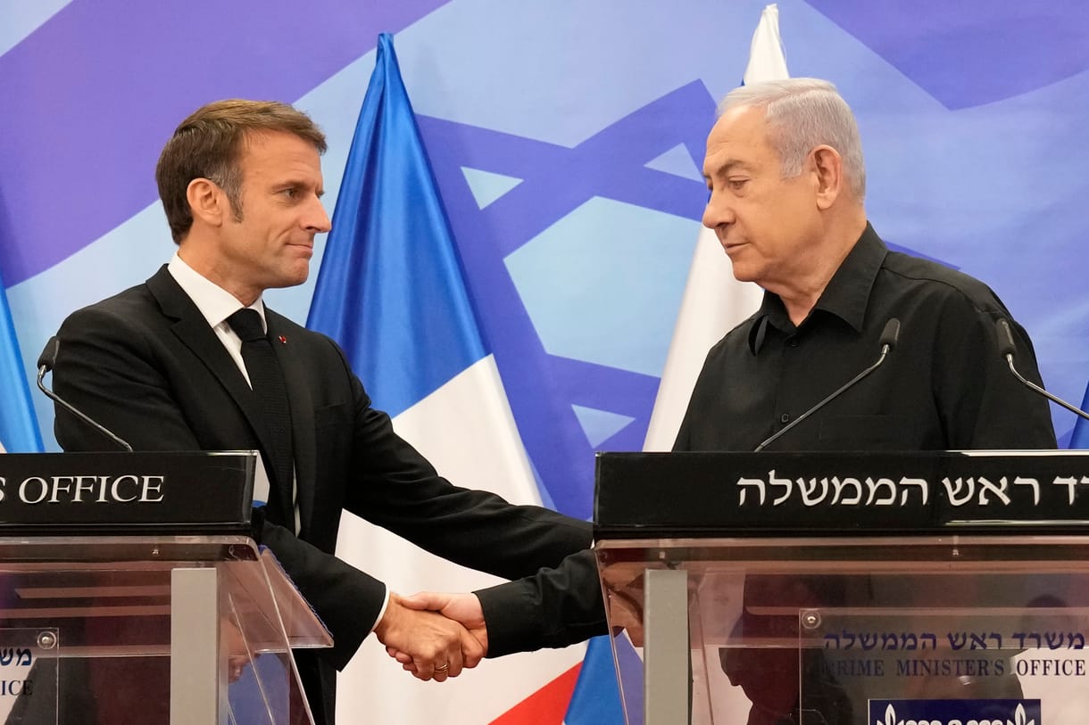 Netanjahu: Macron szégyellje magát