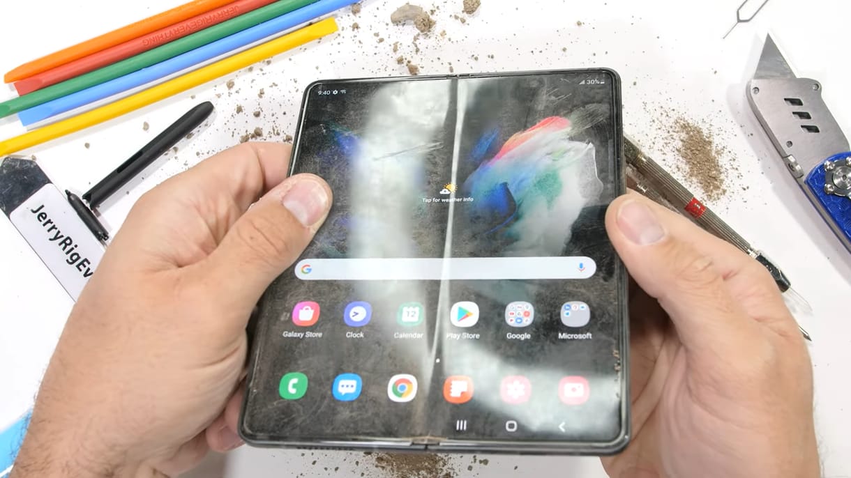 Videó: Meggyötörték a Samsung Galaxy Z Fold3-at, így bírta a strapát a telefon