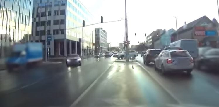 Pont a rendőrök előtt próbált ki egy visszafogott driftelést egy sofőr a Váci úton - videó