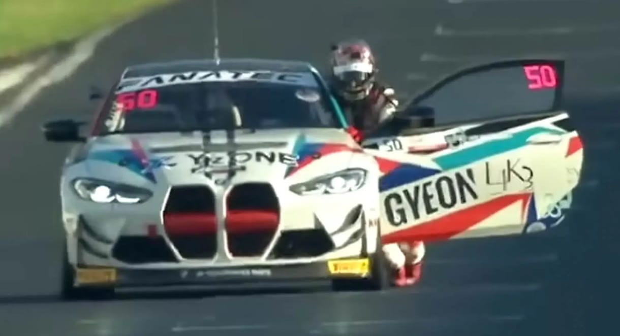Bajnok lett a japán autóversenyző, aki a célvonalig tolta az autóját – videó