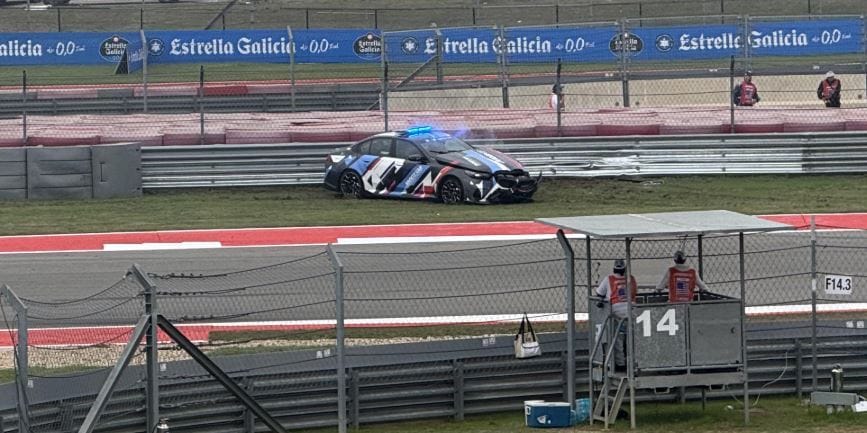 Kellemetlen baki: falnak csapták a MotoGP biztonsági autóját – videó