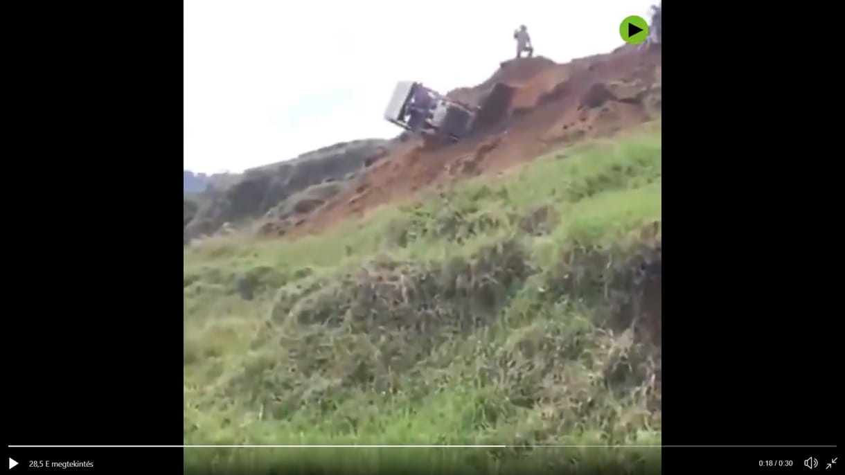Így kell elegánsan kipattanni egy domboldalról lebucskázó munkagépből (videó)