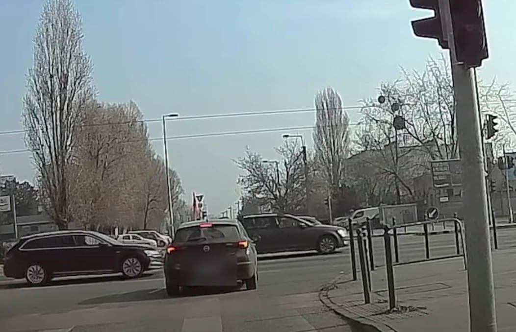Úgy hajtottak át a piroson, hogy a hatalmas forgalom sem zavarta őket
