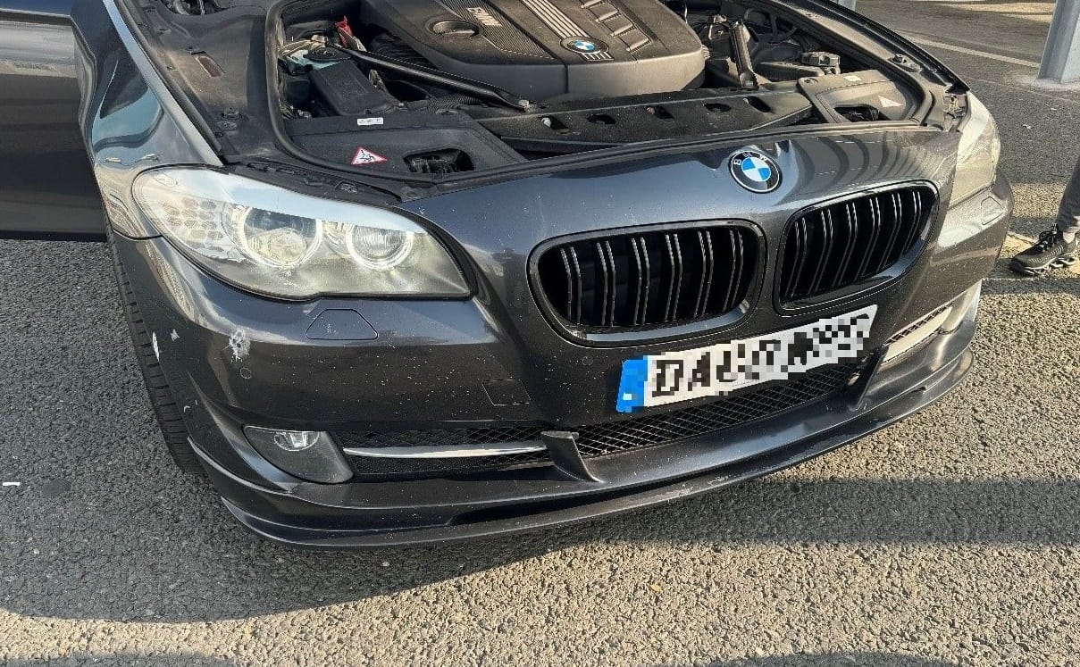 Régi trükkel akartak átvinni a határon egy Audit és egy BMW-t