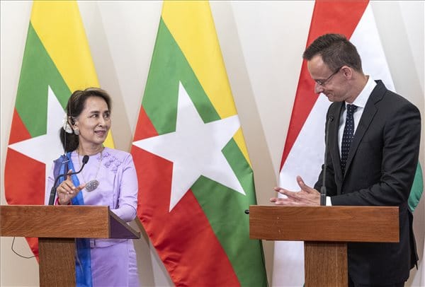 Szijjártó Péter és az élhető diktatúrák esete a migrációs képmutatással
