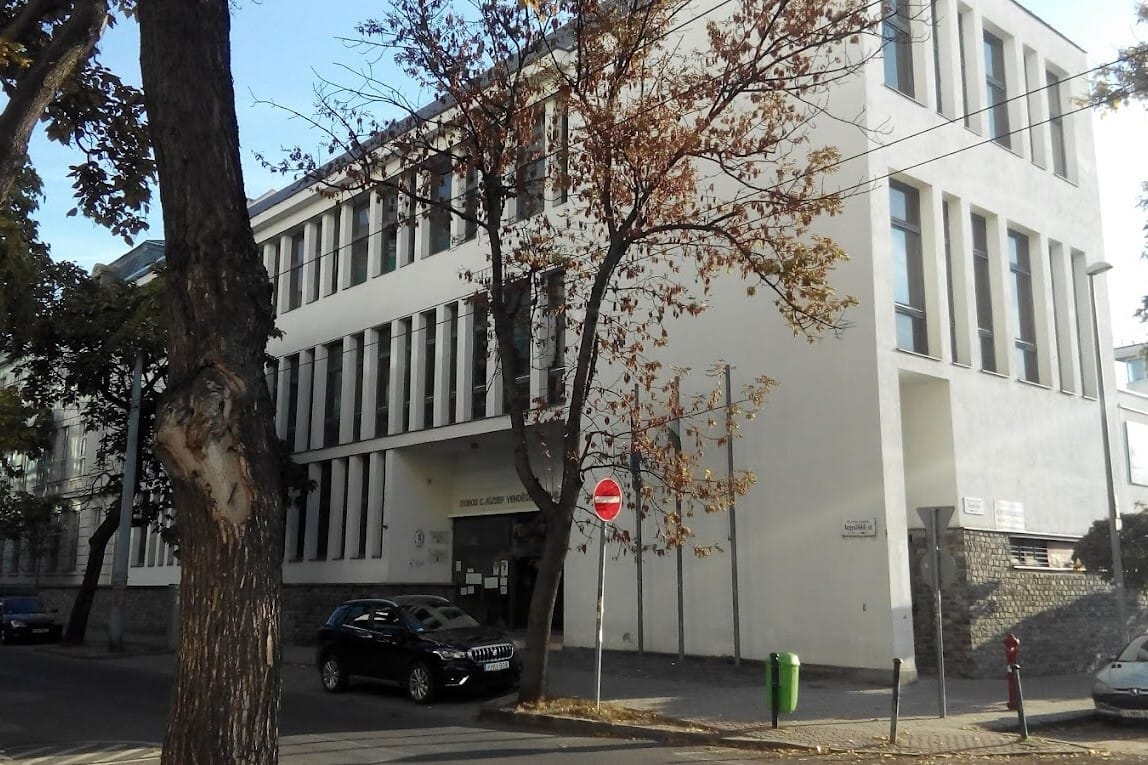 Diákjával folytatott viszonyt egy budapesti iskola tanára, kiskorú veszélyeztetése miatt indult eljárás