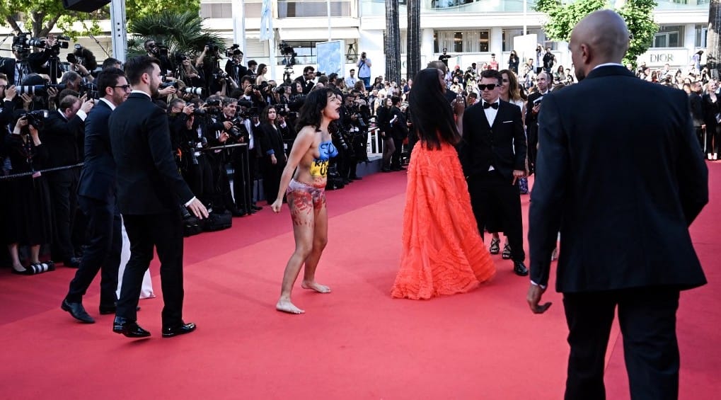 Félmeztelenül rohant be egy nő a cannes-i vörös szőnyegre