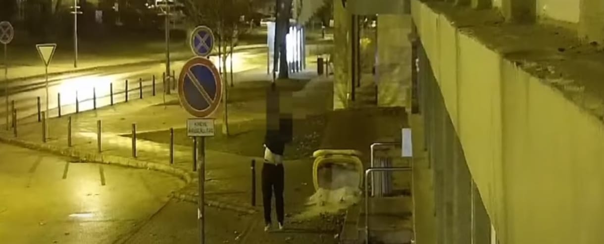 Elvesztette a tolvaj a polgármesteri hivatalról ellopott magyar zászlót, visszament az EU-sért – videó