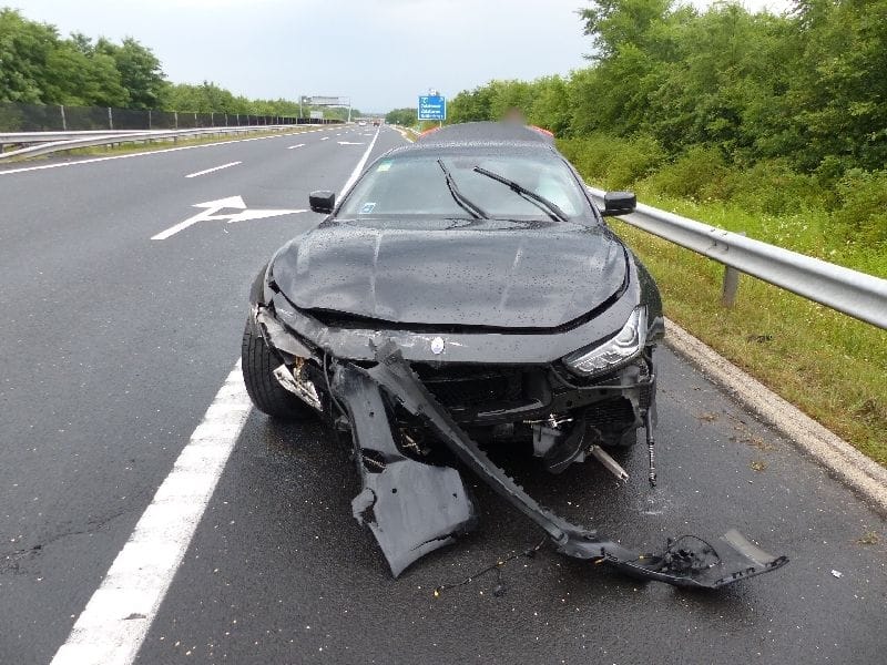Megpördült egy Maserati a vizes M7-esen