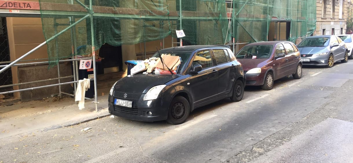 Fotó: Amikor a lakók finoman jelzik, hogy ne parkolj a kapu elé