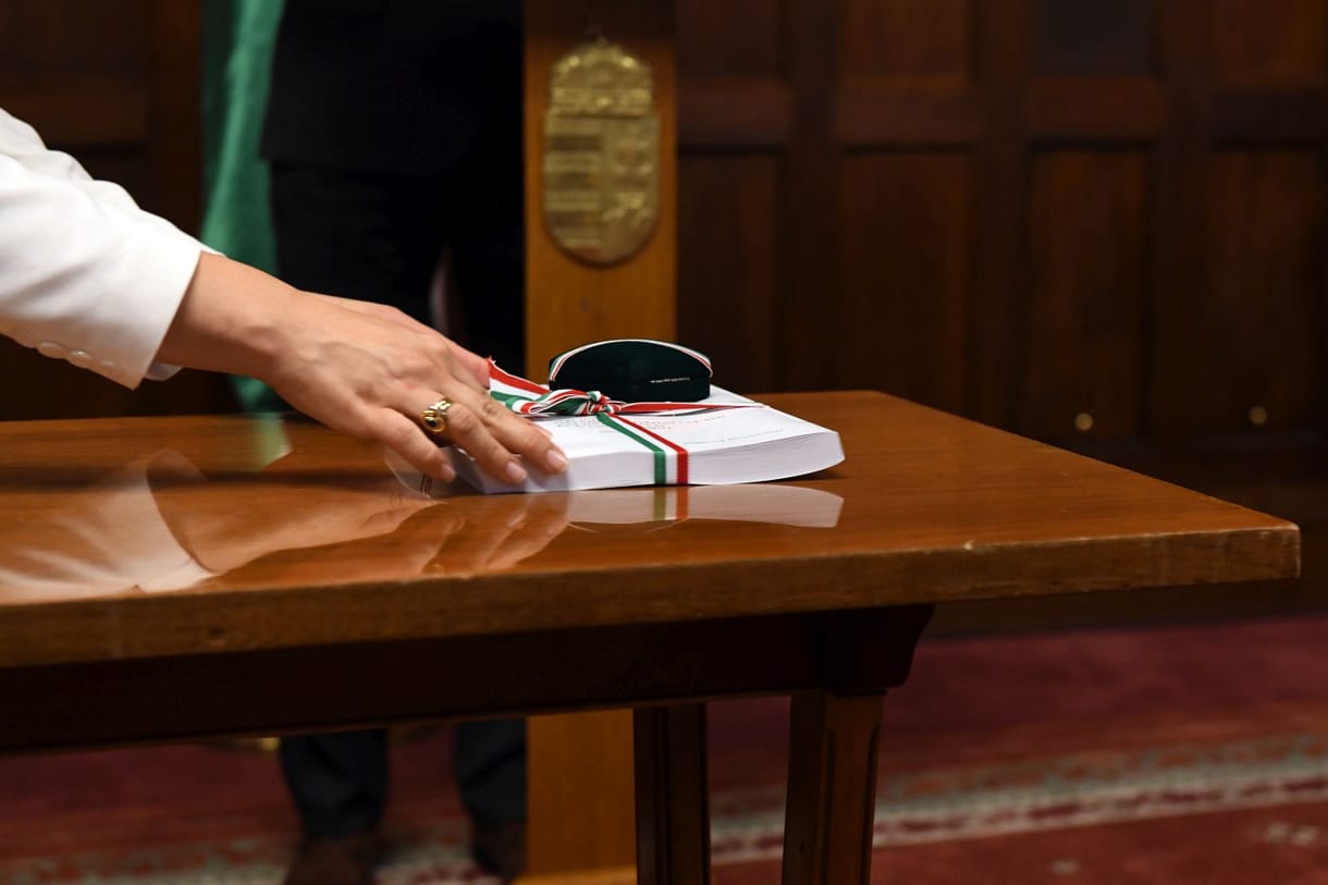 Folyamatosan átírja a kormány a költségvetést