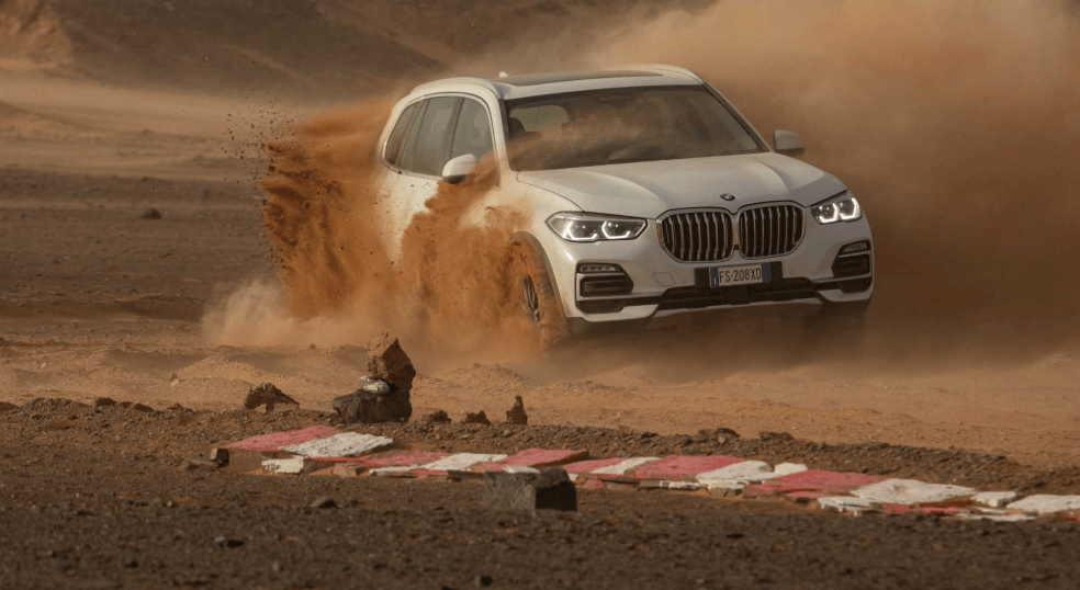 A BMW felépítette a Szaharában a monzai versenypálya tökéletes mását