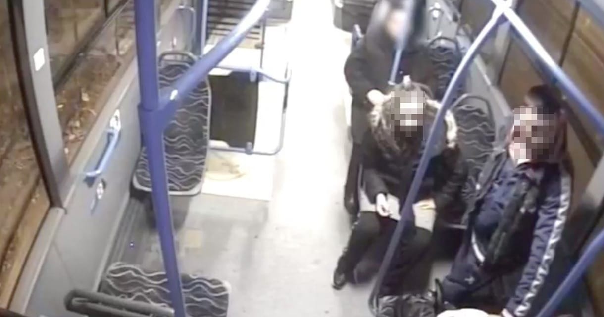 Elkapták a 9-es buszon pofozkodó két embert