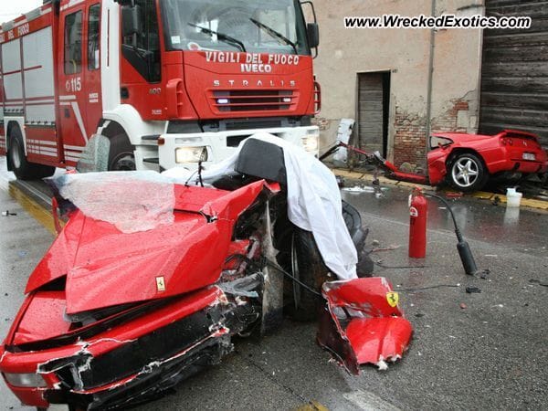 Két fiatal halt meg a kettészakadt Ferrariban – fotók