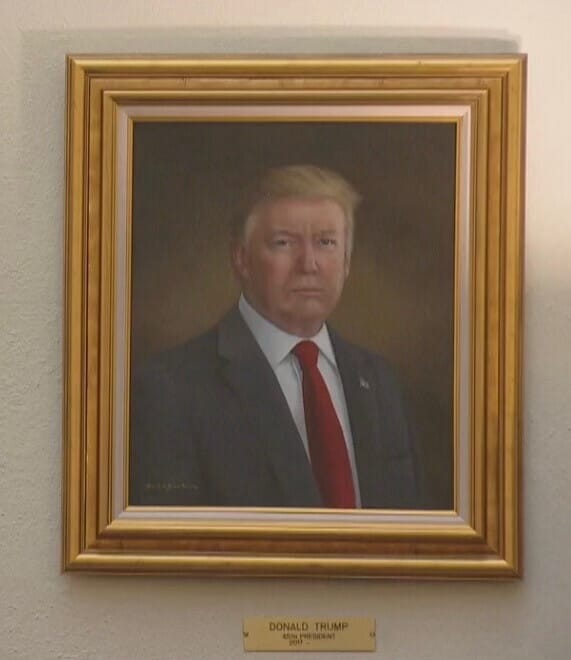 Trump kiakadt, mert szerinte szándékosan festették rondára a coloradói törvényhozás épületében kihelyezett képen
