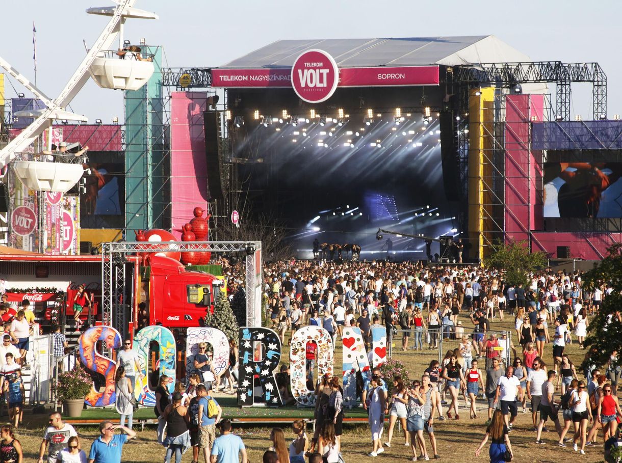 Fotókiállítás és ingyen Sziget-jegy is belefért Schmidt Máriáék és a Sziget 200 milliós szerződésébe