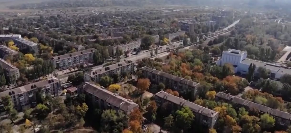 Megrázó videó mutatja be, hogy nézett ki Mariupol az ostrom előtt és után