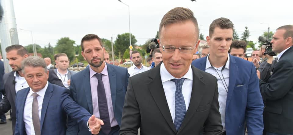 Röhejes produkciót mutatott be valós magyarázatok helyett a jachtozásról Szijjártó