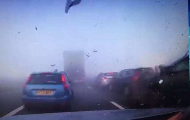 Elképesztő nézni, ahogyan az autósok lassítás nélkül rohannak bele a vak ködbe – videó