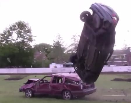 Itt a bizonyíték, hogy egy régi kocka Volvo mindent túlél – videó