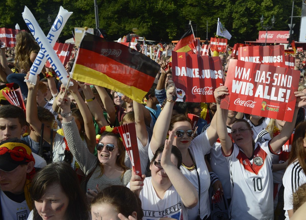 Videó: Tényleg őrület van Berlinben, Podolski nem tér magához