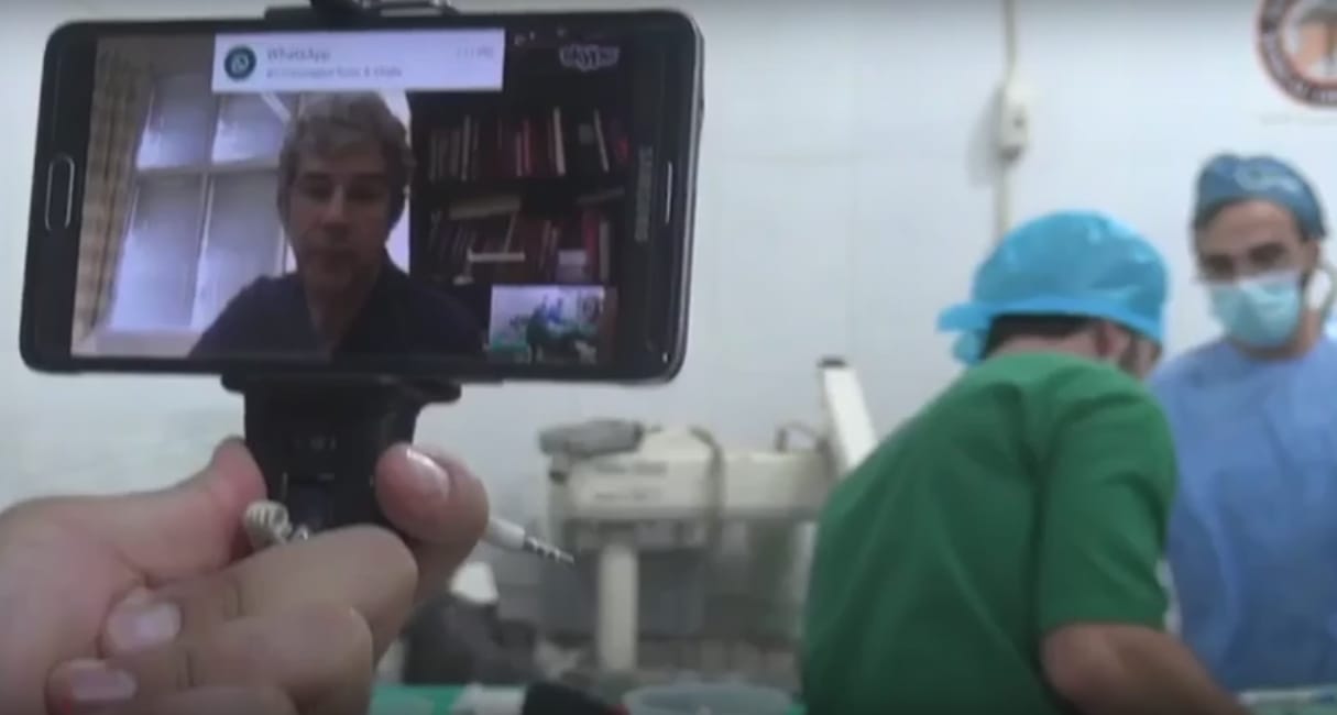 Skype-os videohíváson keresztül vezényelt le életmentő műtétet egy orvos