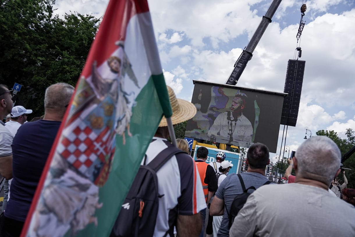 Magyar Péter: Visszahozzuk a katát, lesz bérlakásprogram és vagyonosodási vizsgálat a politikusok ellen - tele volt a Hősök tere a Tisza párt utolsó nagy demonstrációján