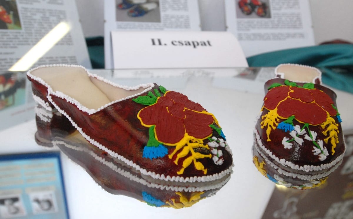 Tanfolyamon oktatják a szegedi papucs hímzését
