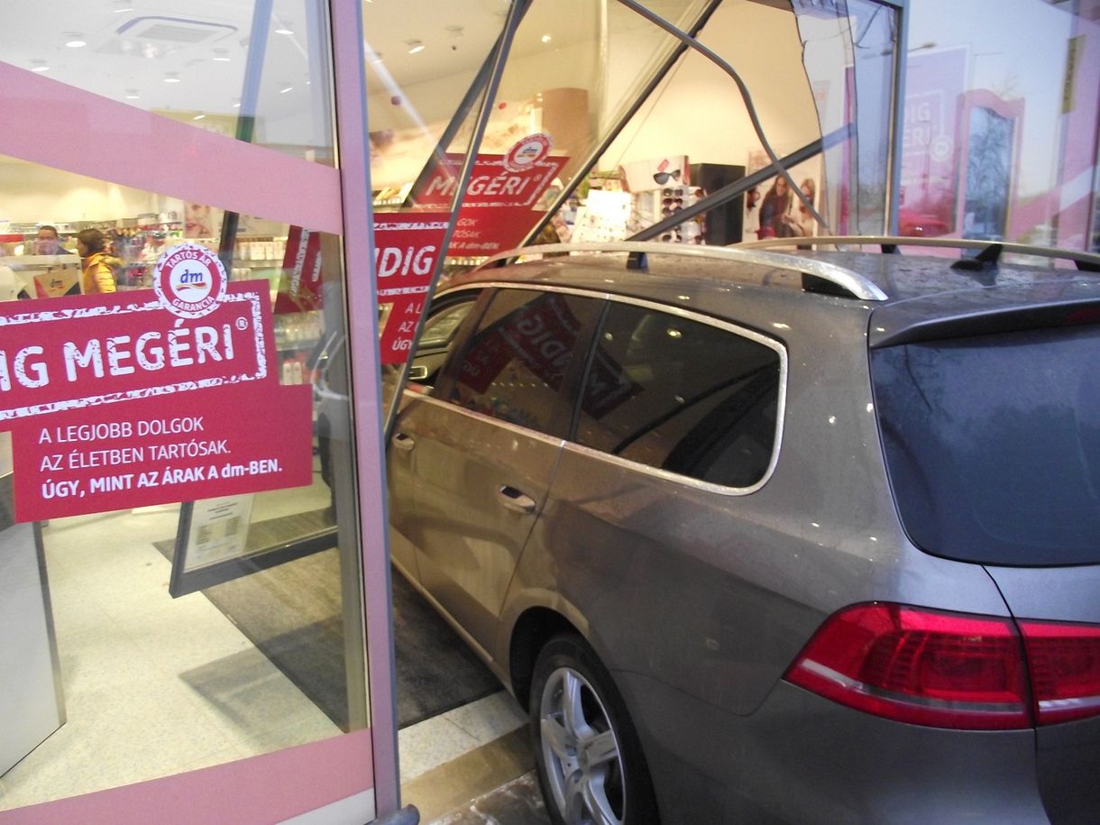 Fotók is vannak a DM kirakatába csapódott Volkswagenről